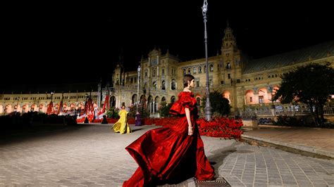 El desfile de Dior en la plaza de España de Sevilla en 